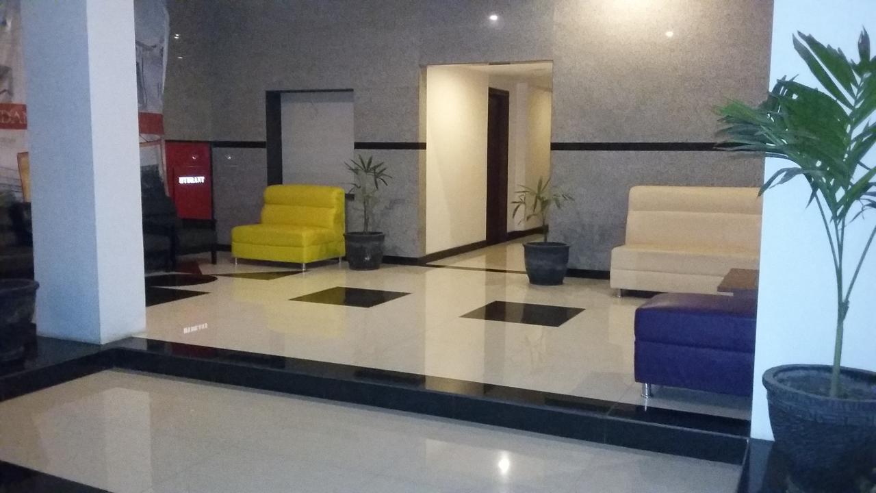 Hotel Kharisma Madiun Exteriér fotografie