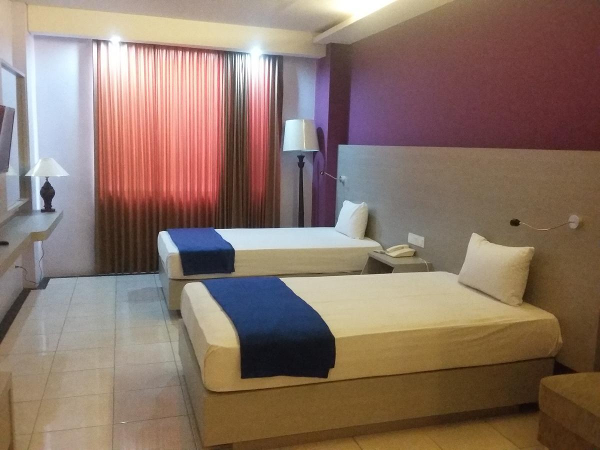 Hotel Kharisma Madiun Exteriér fotografie