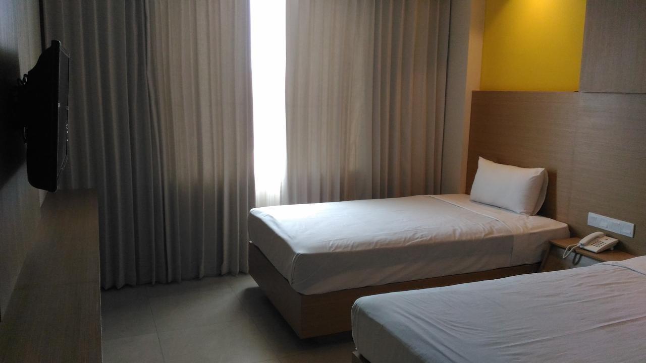 Hotel Kharisma Madiun Exteriér fotografie