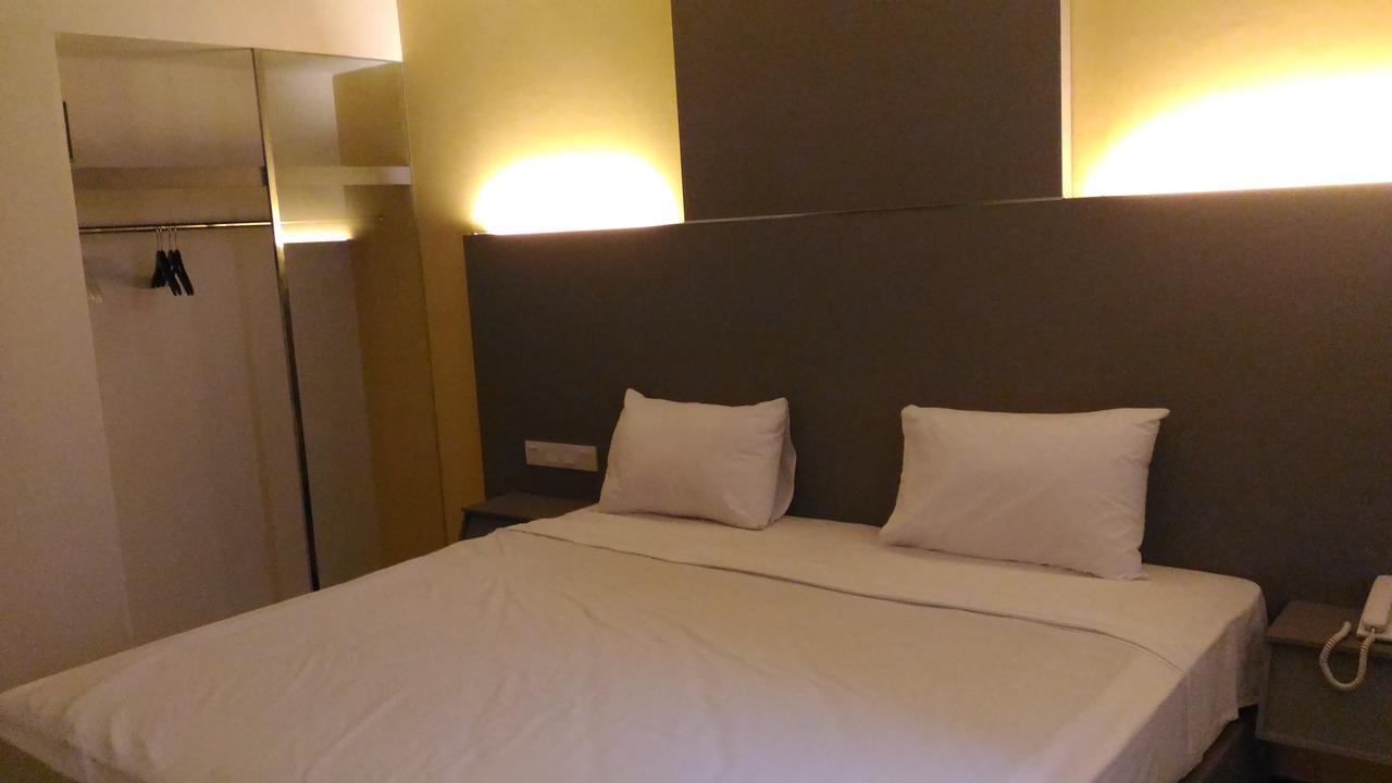 Hotel Kharisma Madiun Exteriér fotografie