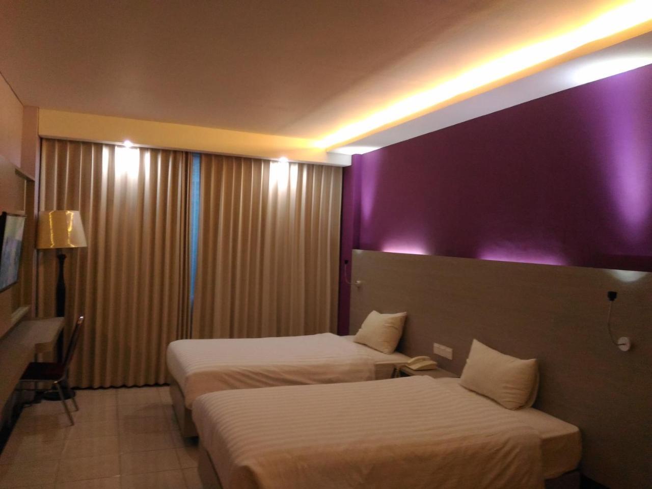 Hotel Kharisma Madiun Exteriér fotografie